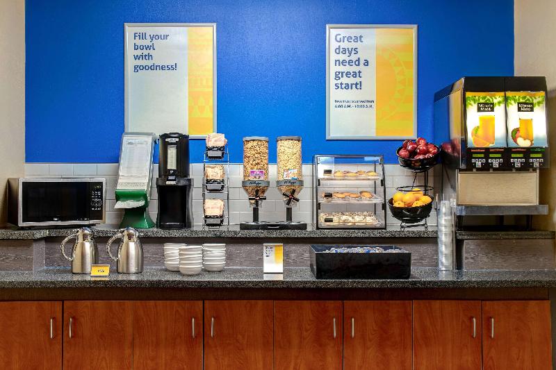 בית מלון כפרי Days Inn By Wyndham Medicine Hat