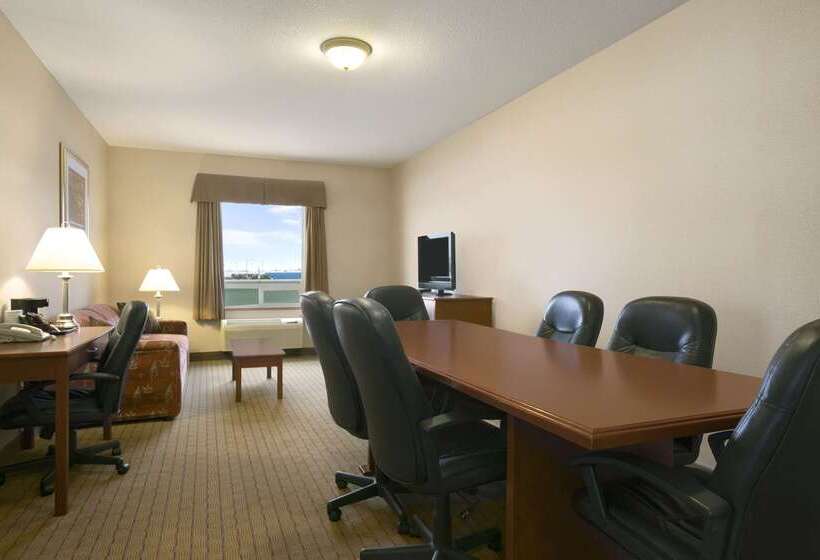 בית מלון כפרי Days Inn By Wyndham Moose Jaw