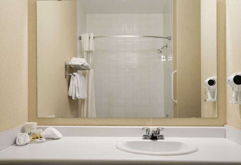 בית מלון כפרי Days Inn By Wyndham Moose Jaw