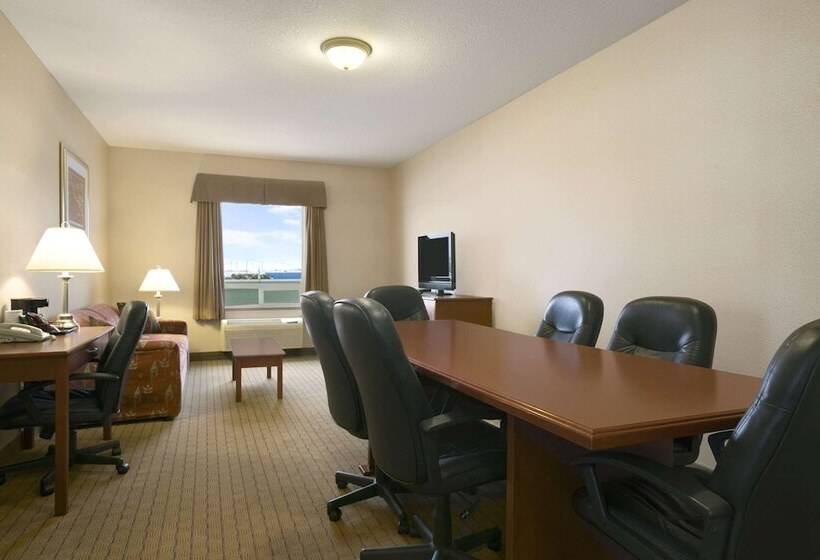 בית מלון כפרי Days Inn By Wyndham Moose Jaw