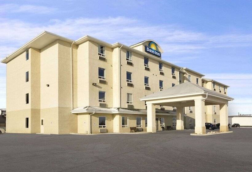 בית מלון כפרי Days Inn By Wyndham Moose Jaw