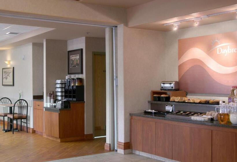 בית מלון כפרי Days Inn By Wyndham Red Deer