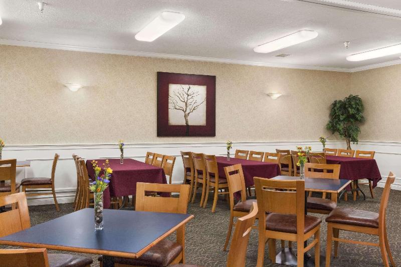 هتل Days Inn By Wyndham Saskatoon