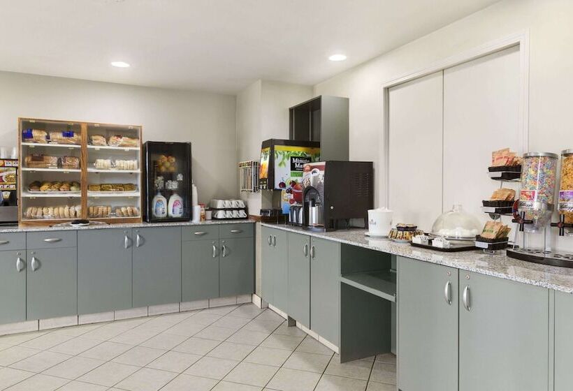 فندق Days Inn By Wyndham Steinbach