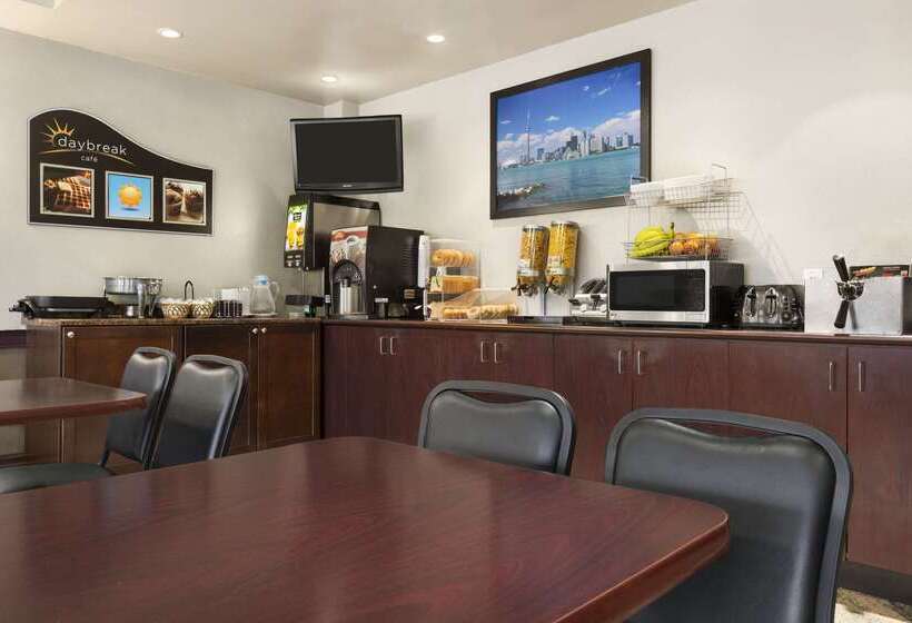 ホテル Days Inn By Wyndham Toronto East Lakeview