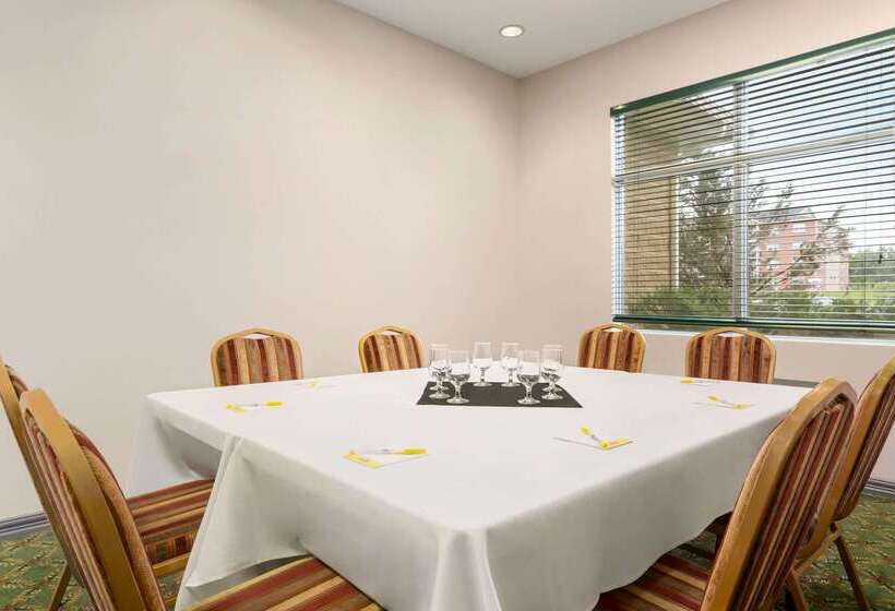 هتل Days Inn By Wyndham Oromocto Conference Centre