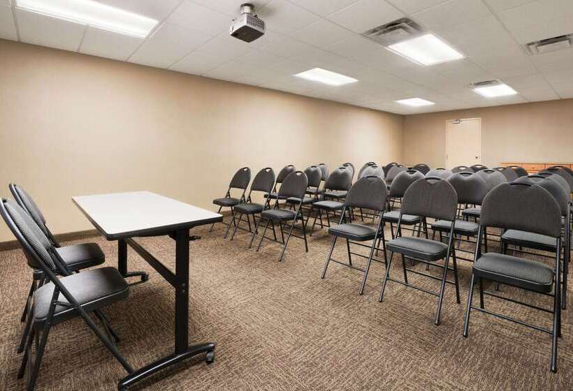 فندق Days Inn & Suites By Wyndham Cochrane