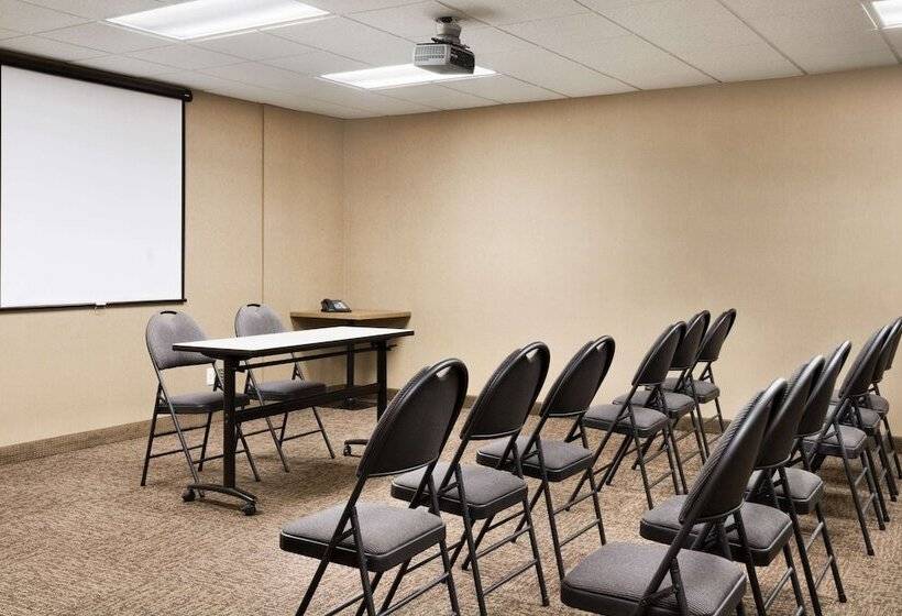 فندق Days Inn & Suites By Wyndham Cochrane