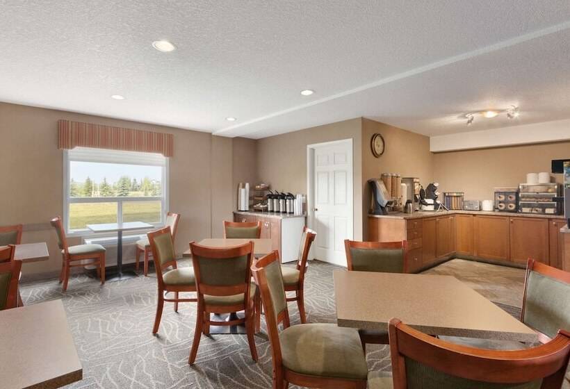 فندق Days Inn & Suites By Wyndham Cochrane
