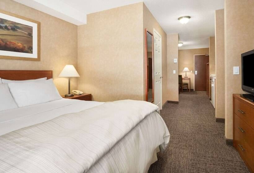 فندق Days Inn & Suites By Wyndham Cochrane
