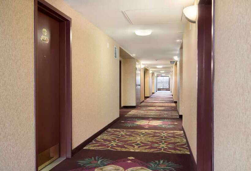 هتل Days Inn & Suites By Wyndham Langley