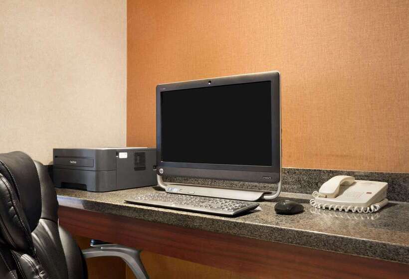 هتل Days Inn & Suites By Wyndham Langley