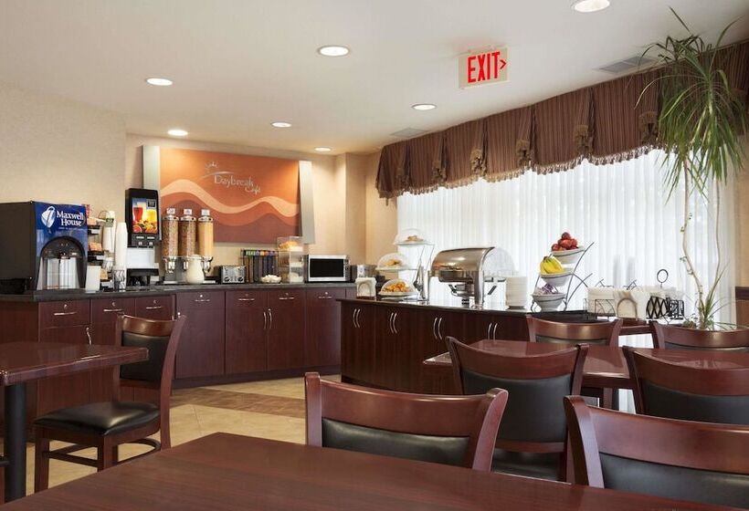 هتل Days Inn & Suites By Wyndham Langley