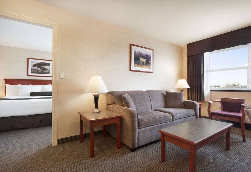 هتل Days Inn & Suites By Wyndham Langley