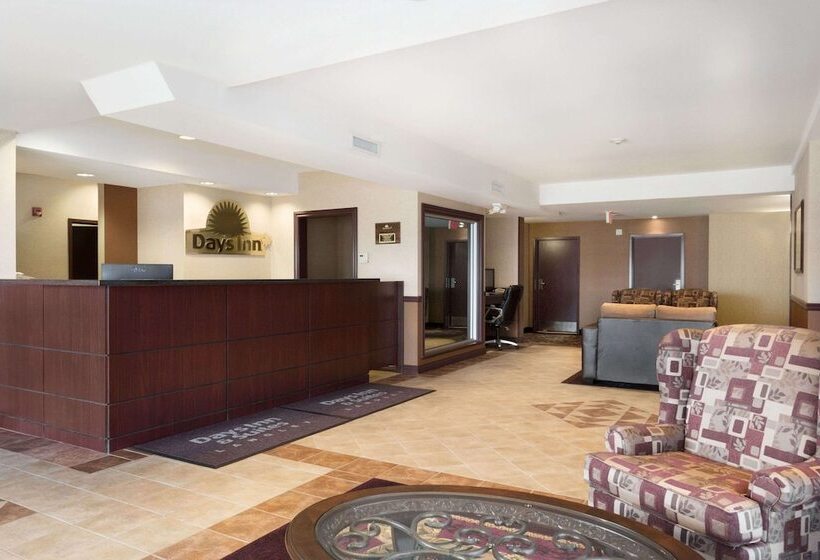 هتل Days Inn & Suites By Wyndham Langley