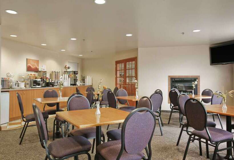 فندق Days Inn & Suites By Wyndham Thompson