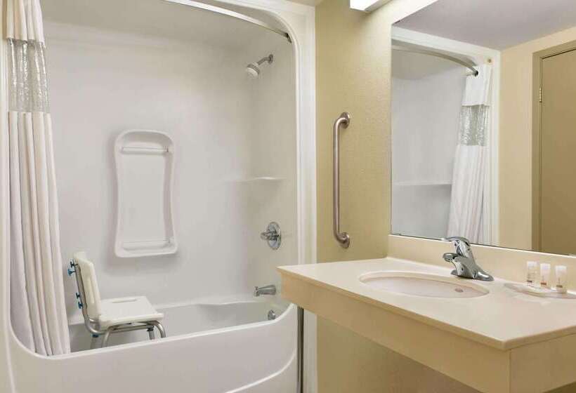 فندق Days Inn & Suites By Wyndham Thompson