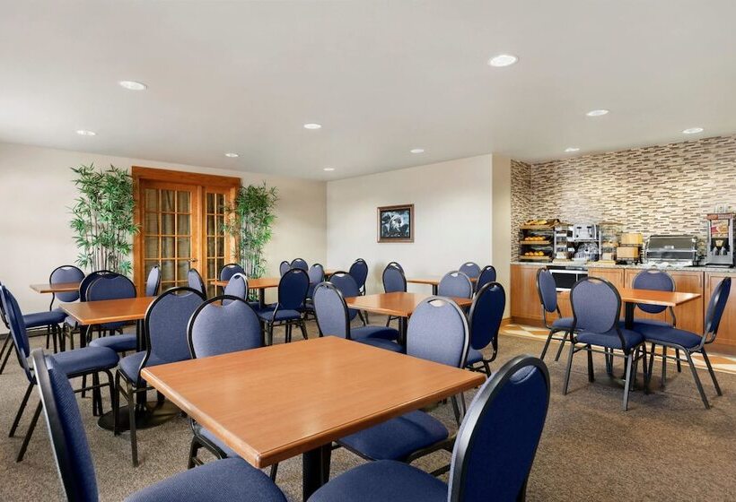 فندق Days Inn & Suites By Wyndham Thompson