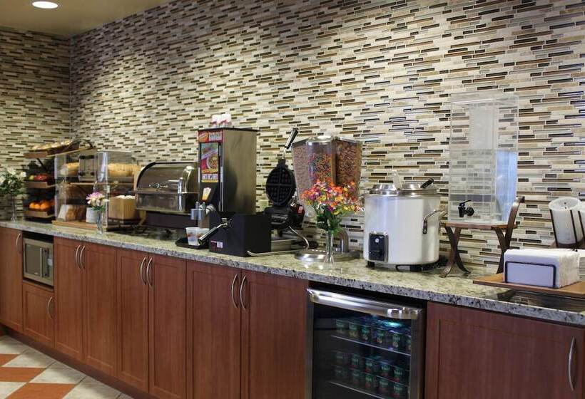 فندق Days Inn & Suites By Wyndham Thompson