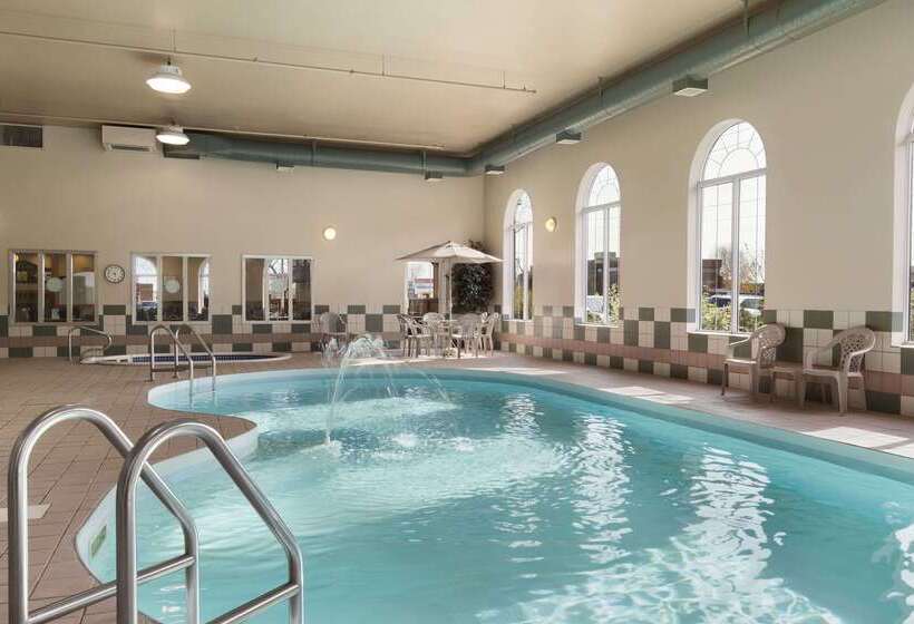 هتل Days Inn & Suites By Wyndham Thunder Bay