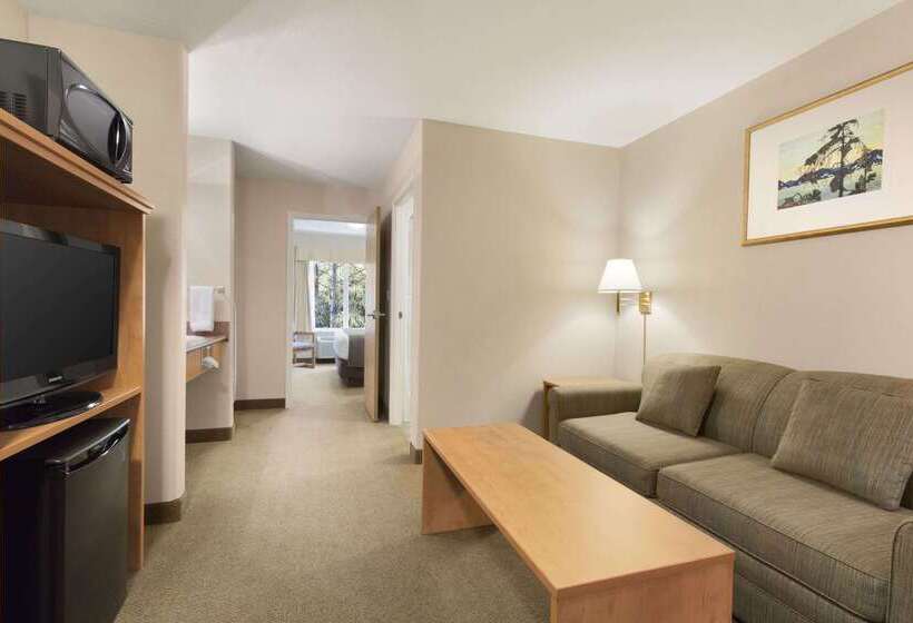 فندق Days Inn & Suites By Wyndham Thunder Bay