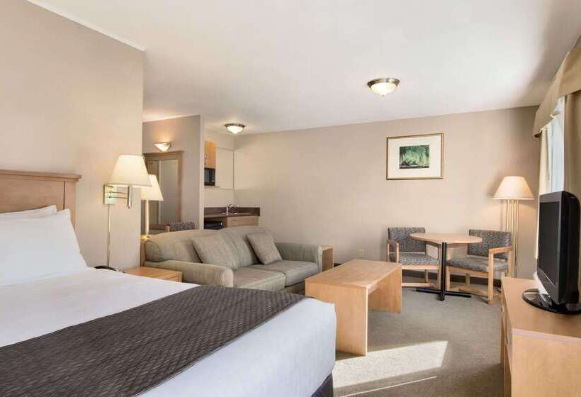 هتل Days Inn & Suites By Wyndham Thunder Bay
