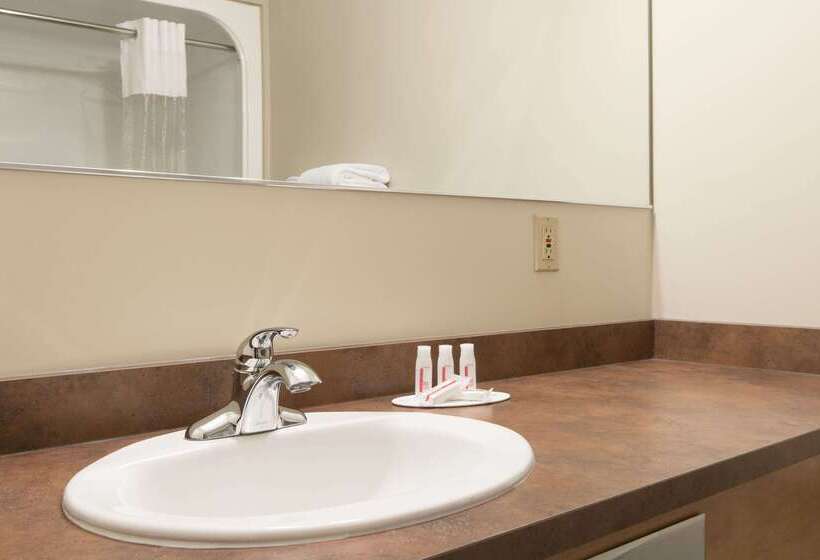 هتل Days Inn & Suites By Wyndham Thunder Bay