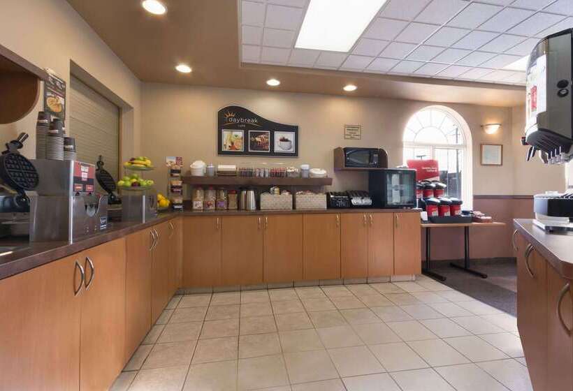 فندق Days Inn & Suites By Wyndham Thunder Bay