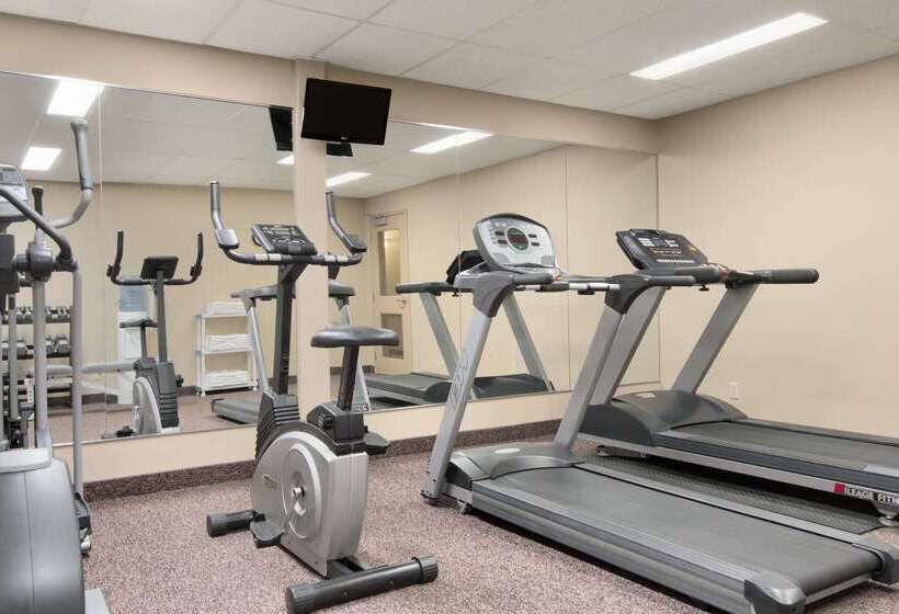 هتل Days Inn & Suites By Wyndham Thunder Bay