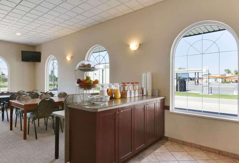 酒店 Days Inn & Suites By Wyndham Winkler