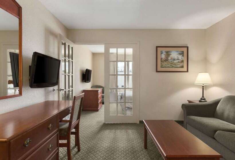 فندق Days Inn & Suites By Wyndham Winkler