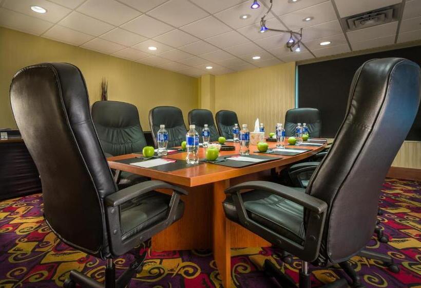 בית מלון כפרי Deerfoot Inn And Casino