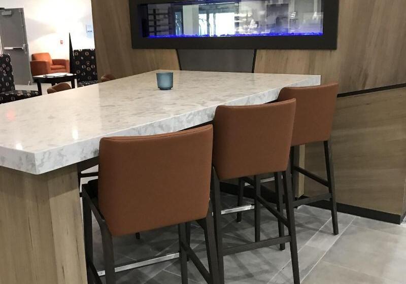 Sonesta Hotel Grand Rapids Airport