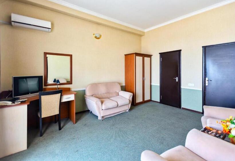 酒店 Diplomat Suites