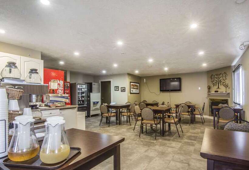 בית מלון כפרי Econo Lodge Inn & Suites High Level