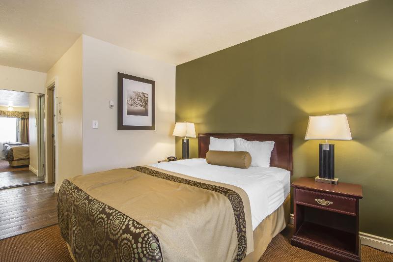 فندق Econo Lodge Inn & Suites High Level