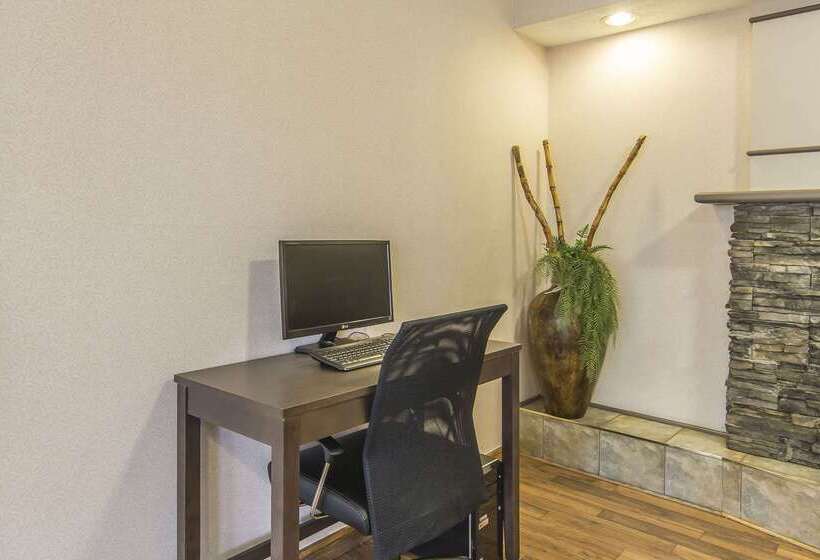 בית מלון כפרי Econo Lodge Inn & Suites