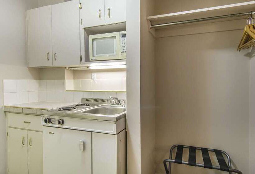 فندق Econo Lodge Inn & Suites