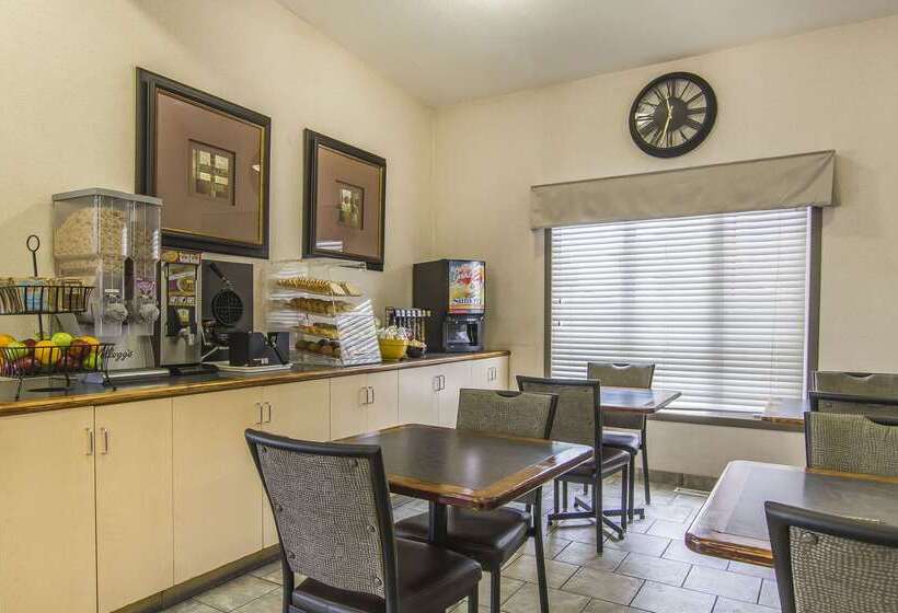 فندق Econo Lodge Inn & Suites