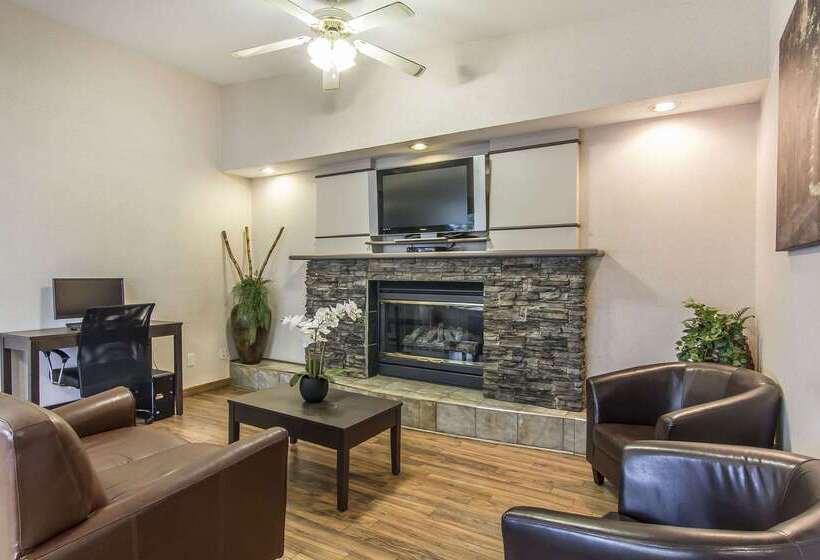 فندق Econo Lodge Inn & Suites