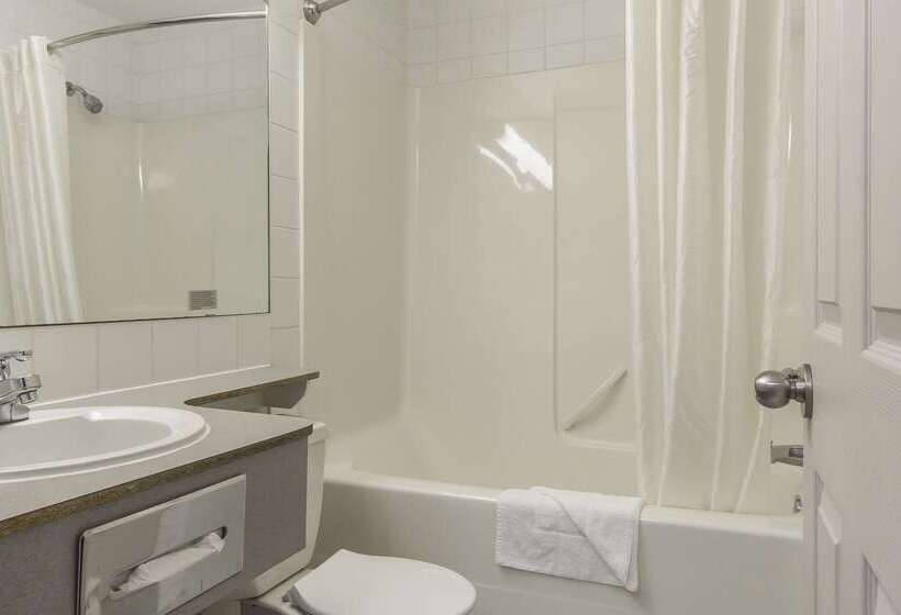 בית מלון כפרי Econo Lodge Inn & Suites