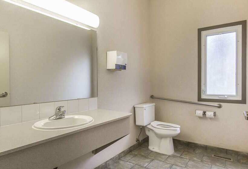 فندق Econo Lodge Inn & Suites