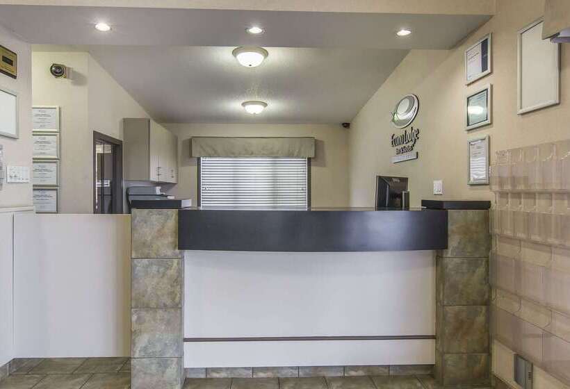 فندق Econo Lodge Inn & Suites