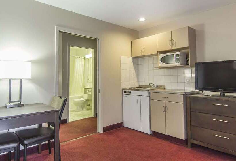 فندق Econo Lodge Inn & Suites