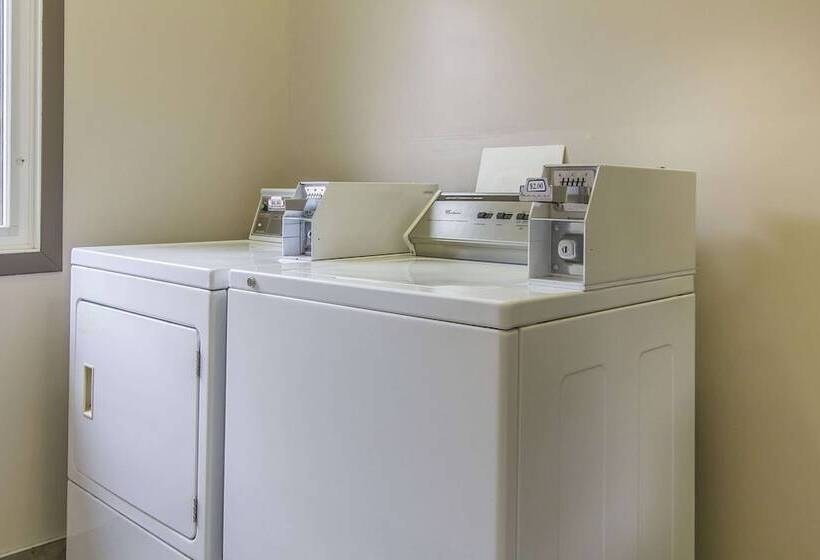 فندق Econo Lodge Inn & Suites