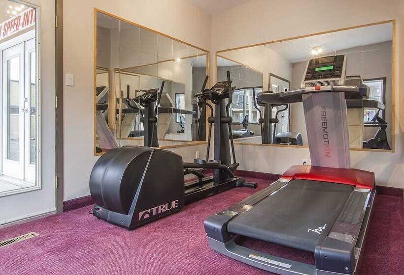 فندق Econo Lodge Inn & Suites