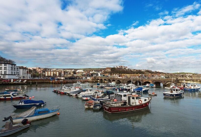 בית מלון כפרי The Grand Burstin