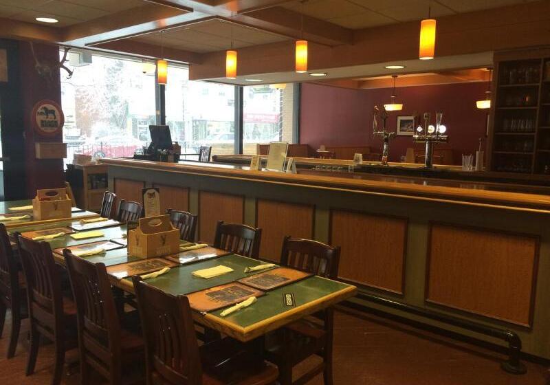 ホテル Greenwood Inn & Suites