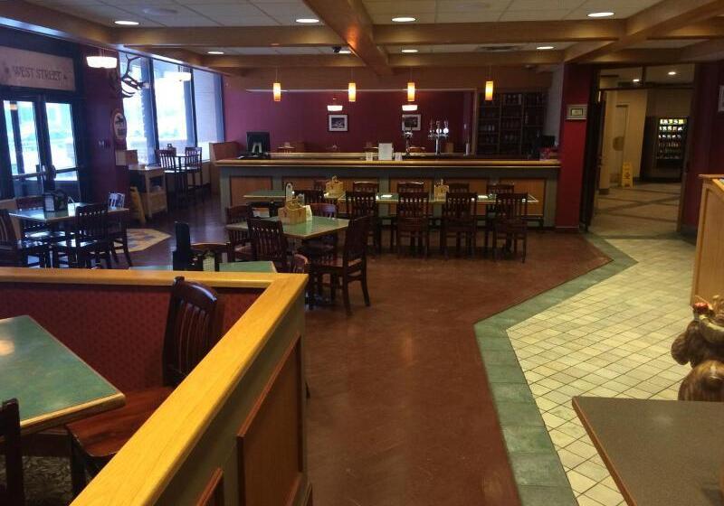 ホテル Greenwood Inn & Suites