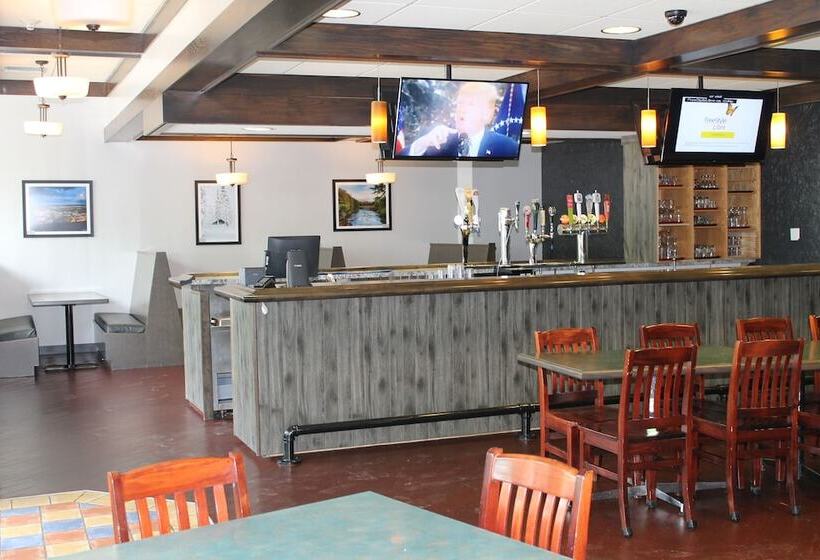 فندق Greenwood Inn & Suites